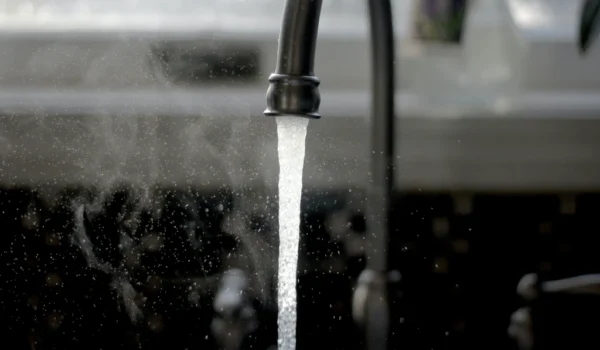 sink water running